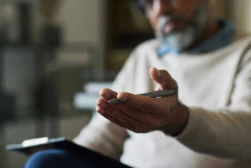 Therapist explaining the risks and side effects of mixing alcohol and Accutane