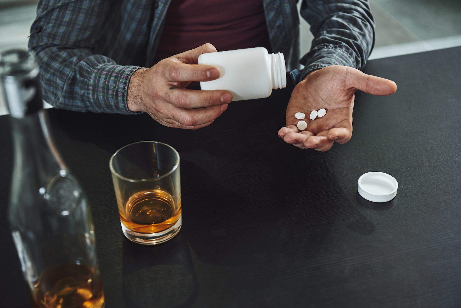 Effexor And Alcohol: What Are The Risks Of Mixing Drugs & How To Know If An Addiction Is At Hand
